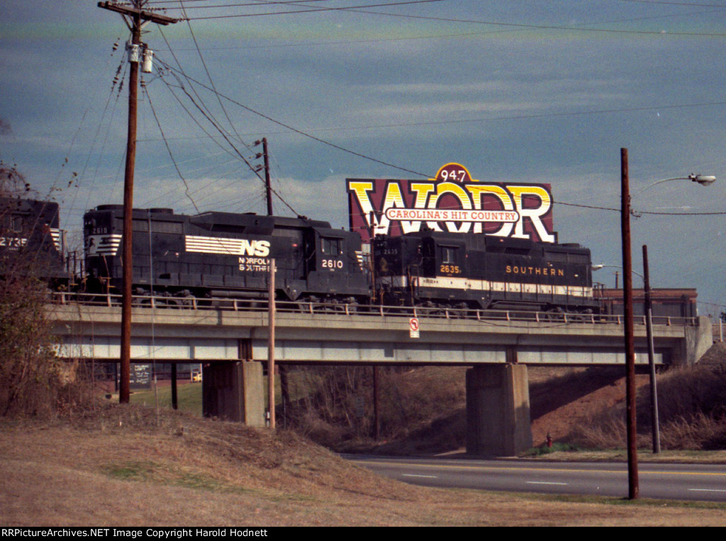 NS 2610 & SOU 2635 head north out of Glenwood Yard